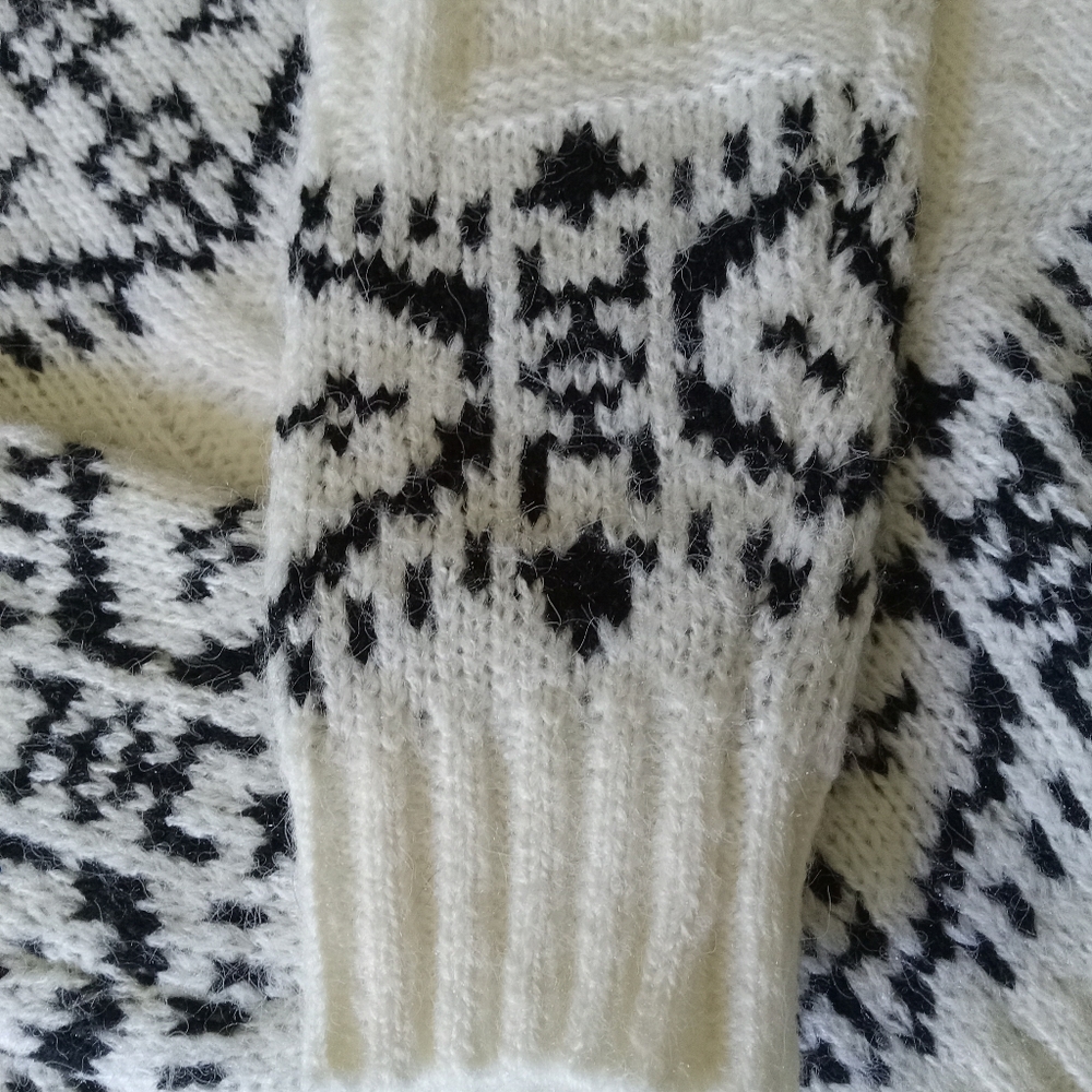 Little Lies Anthropologie White & Black Crew Neck Pullover Knit Sweater S/M - Picture 3 of 7